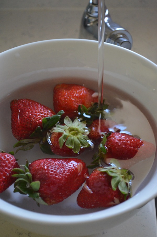 Rinse Strawberries in Vinegar